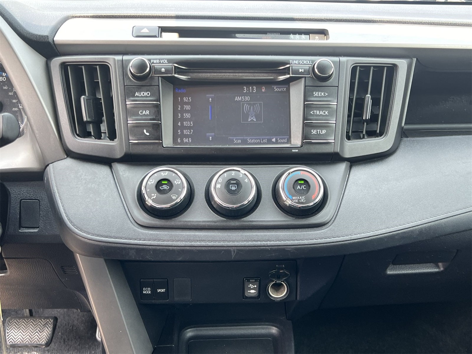 Thumbnail: 2017 Toyota RAV4 - 27
