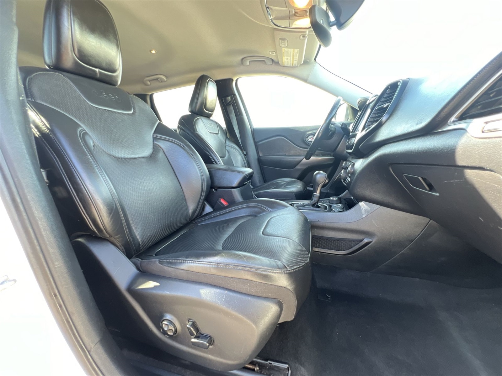 Thumbnail: 2019 Jeep Cherokee - 22