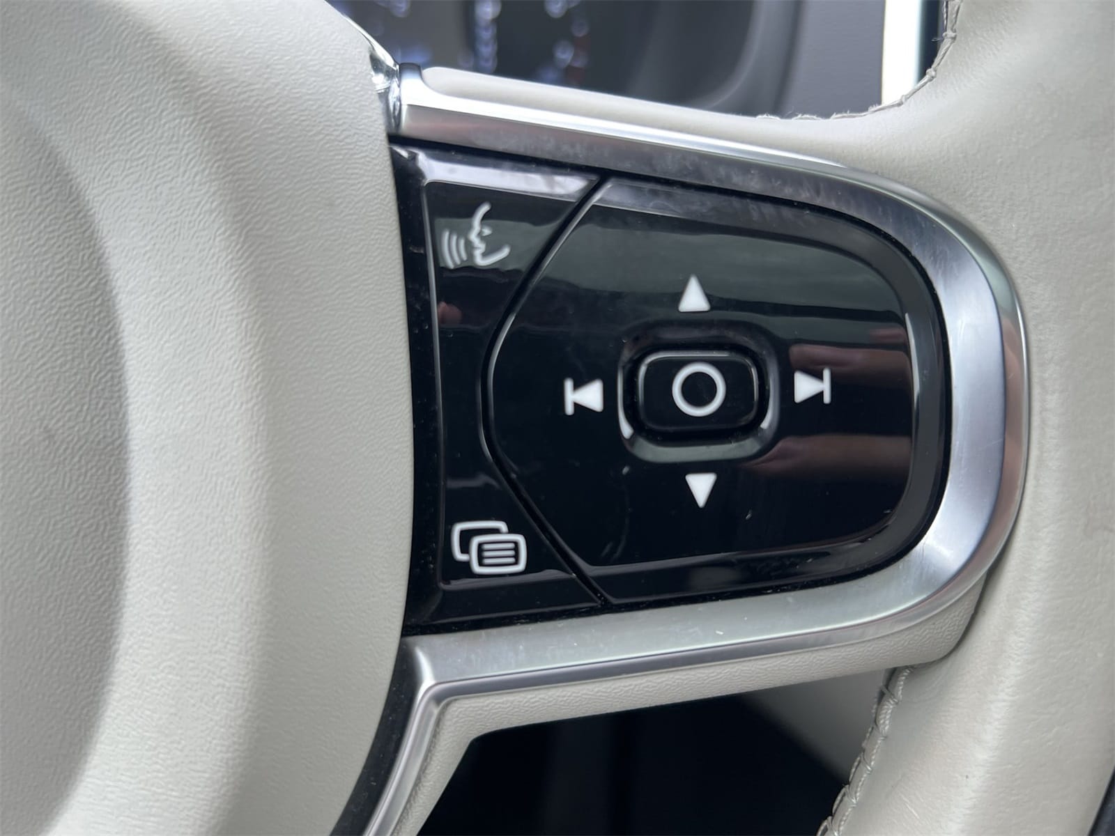 Thumbnail: 2022 Volvo XC90 - 25