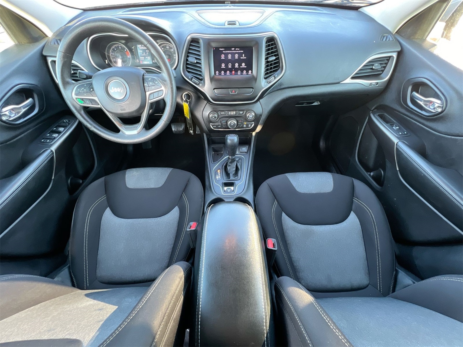 Thumbnail: 2019 Jeep Cherokee - 15