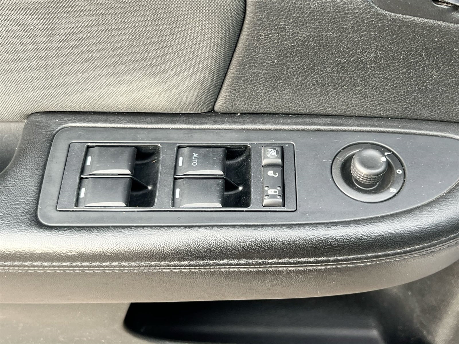 Thumbnail: 2012 Chrysler 200 - 17