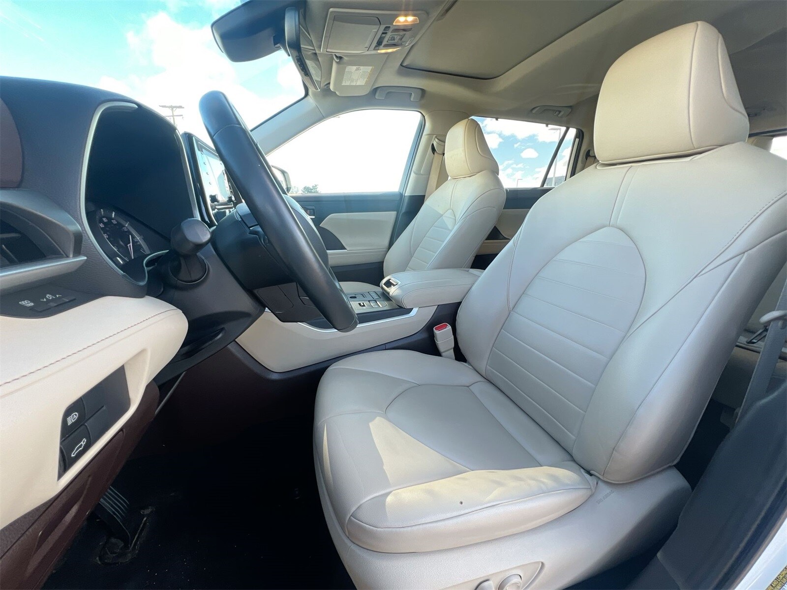 Thumbnail: 2022 Toyota Highlander - 17