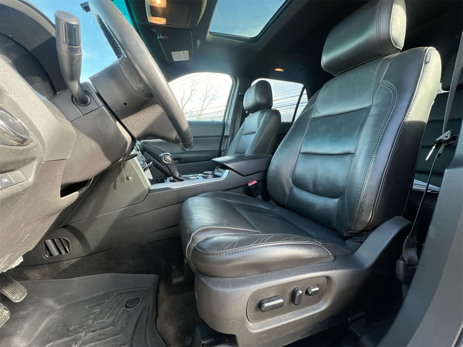 Thumbnail: 2015 Ford Explorer - 16