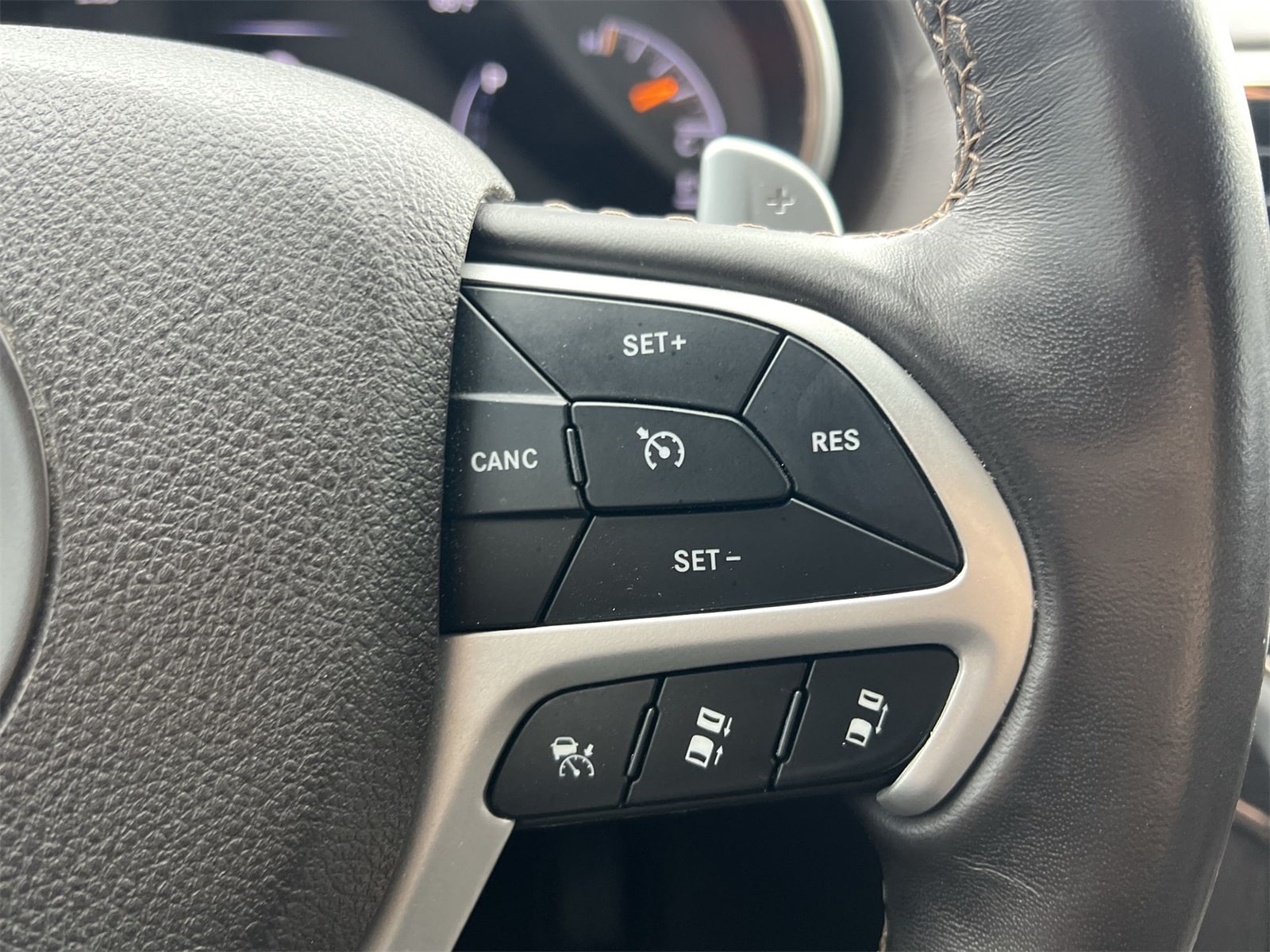 Thumbnail: 2018 Jeep Grand Cherokee - 25