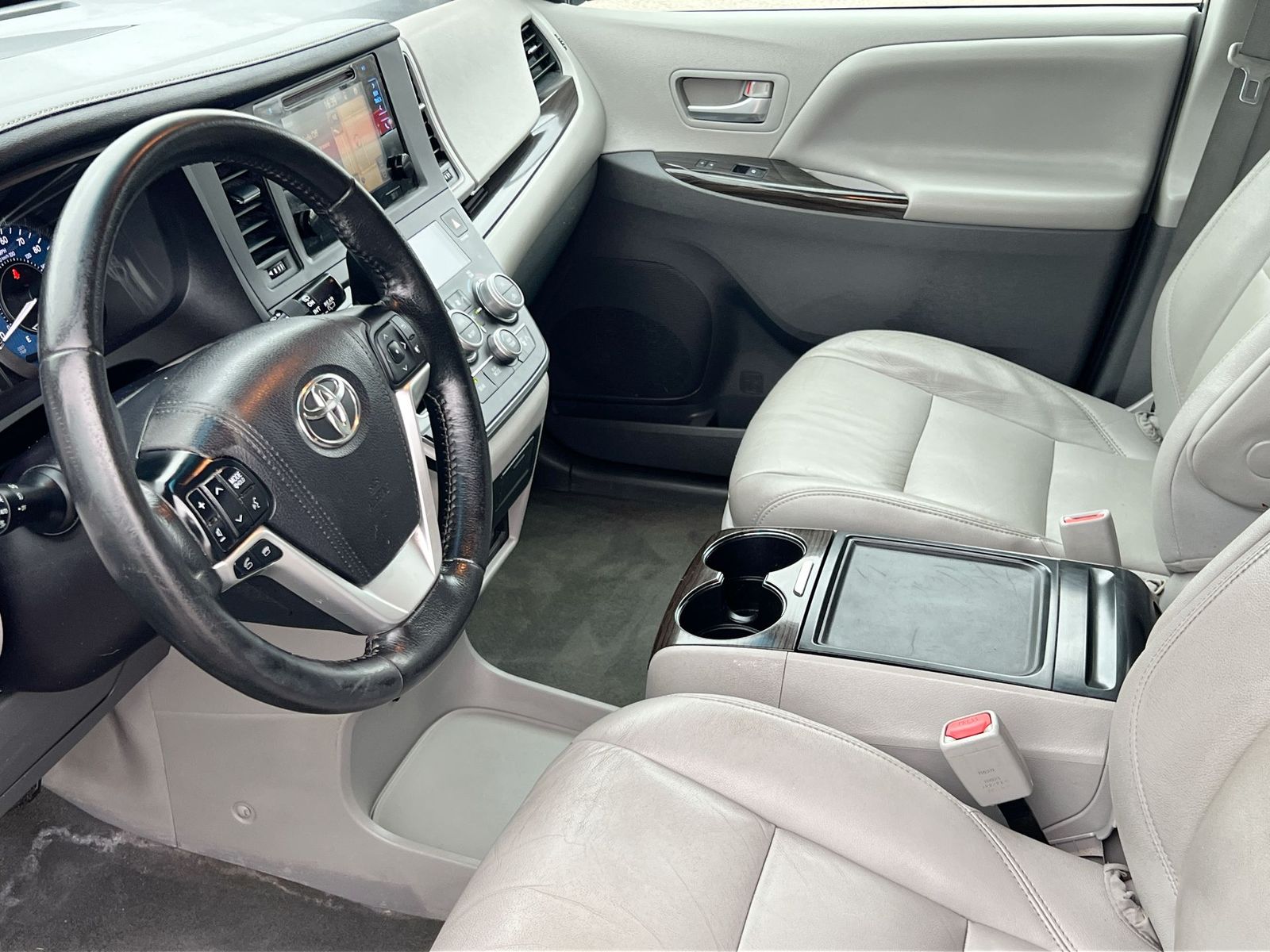 Thumbnail: 2015 Toyota Sienna - 10