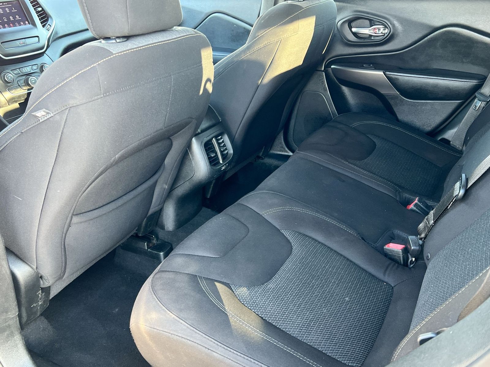 Thumbnail: 2019 Jeep Cherokee - 18