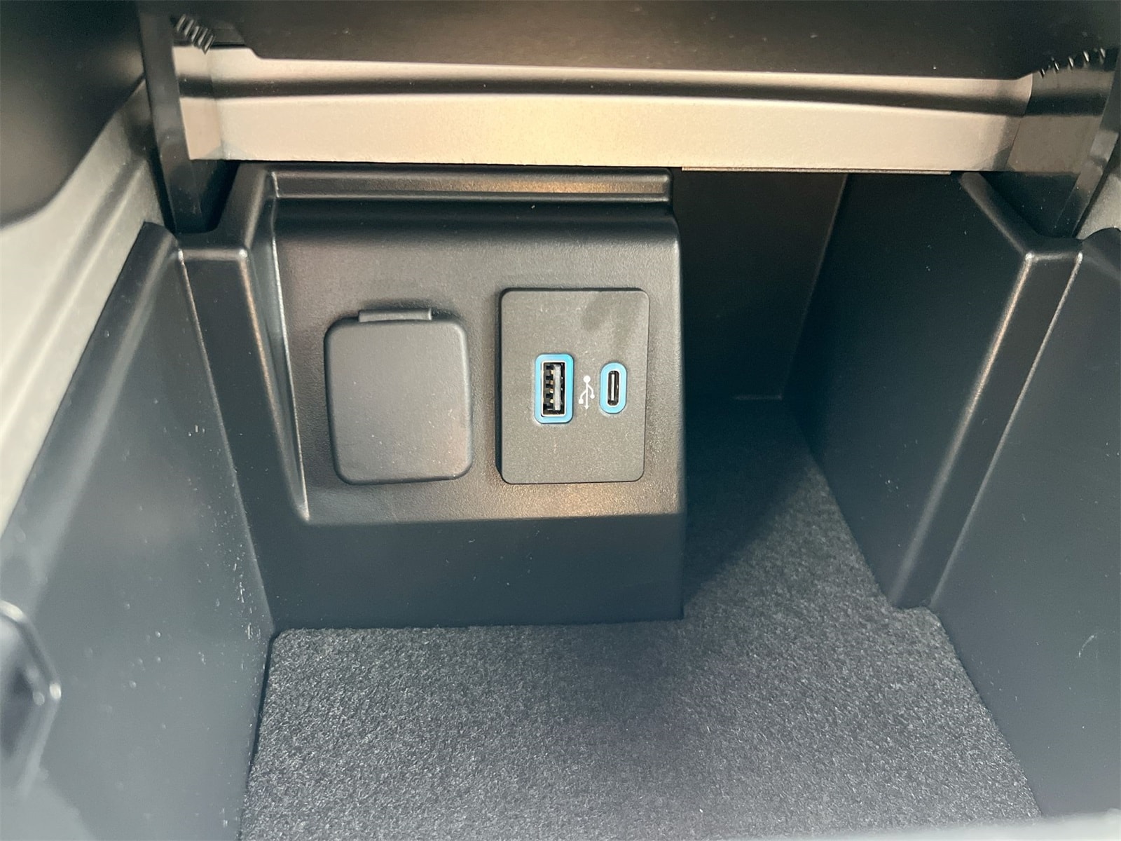 Thumbnail: 2023 Ford Explorer - 32