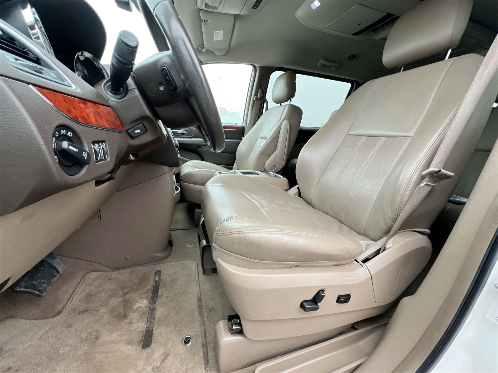 Thumbnail: 2013 Chrysler Town & Country - 16