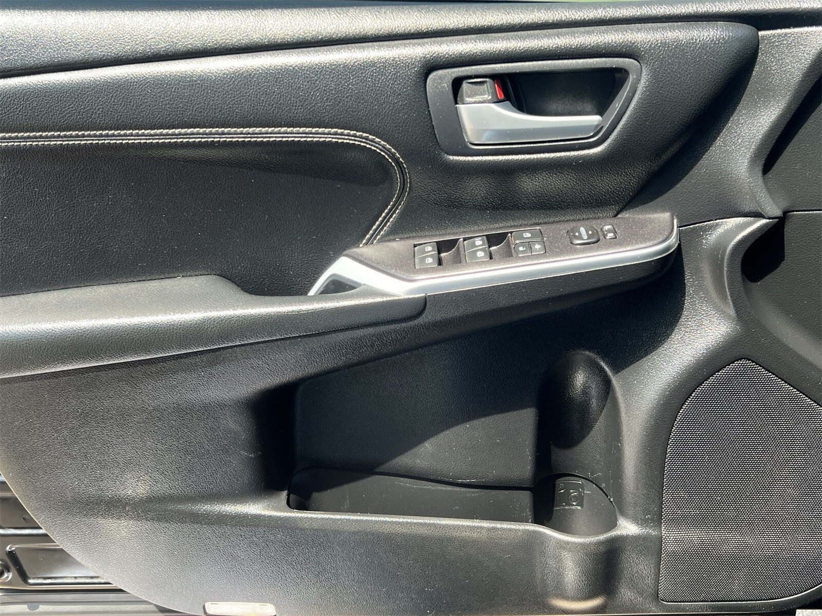 2016 Toyota Camry XLE 32