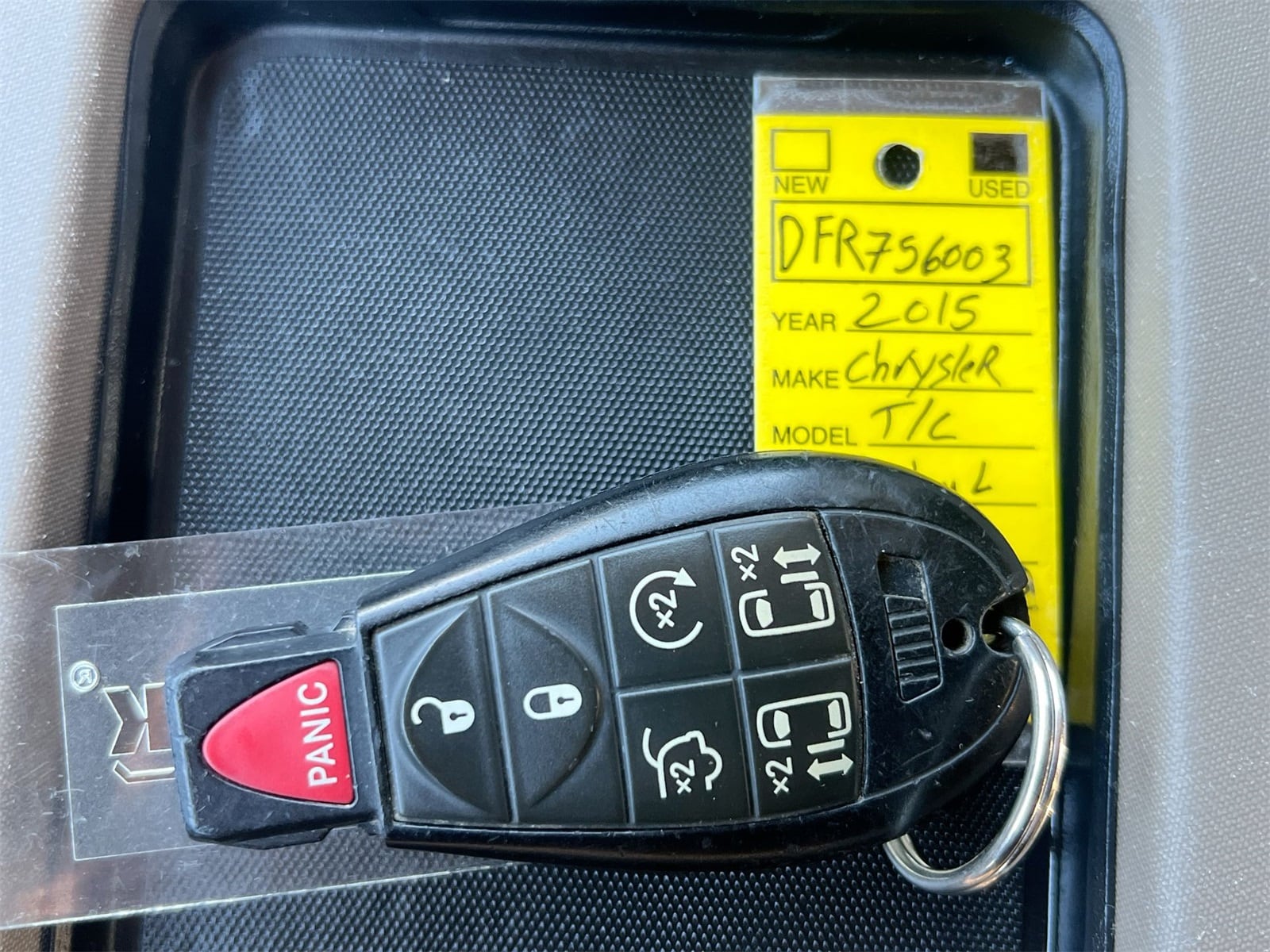 Thumbnail: 2015 Chrysler Town & Country - 32