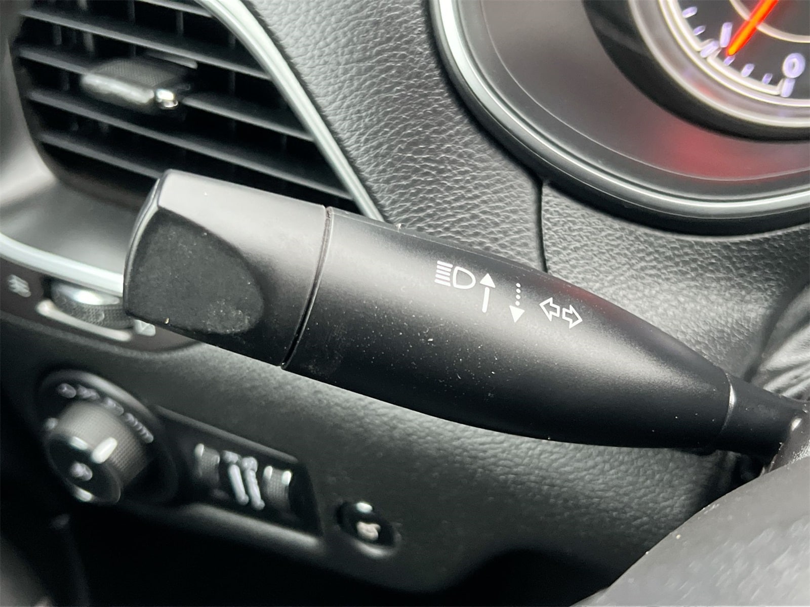 Thumbnail: 2019 Jeep Cherokee - 27