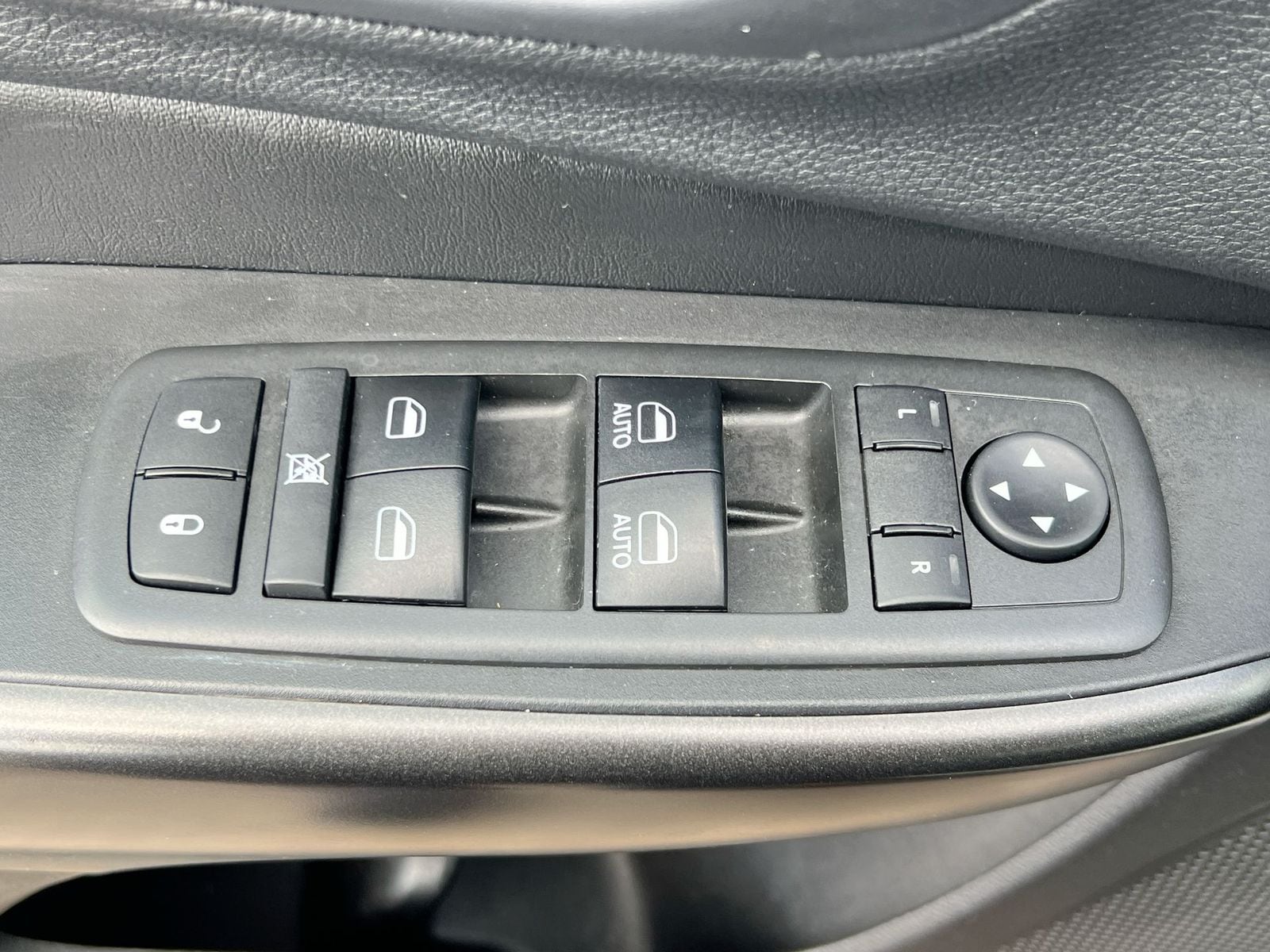 Thumbnail: 2019 Jeep Cherokee - 17