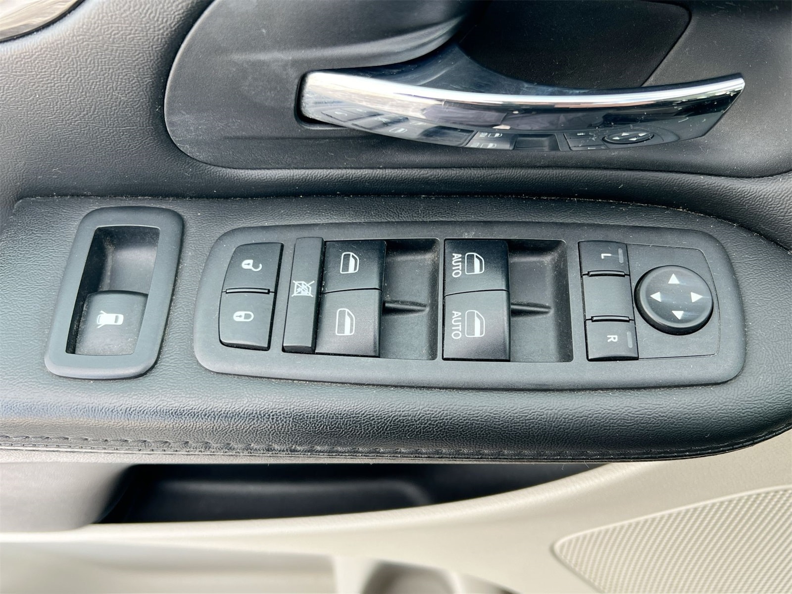 Thumbnail: 2018 Dodge Grand Caravan - 16