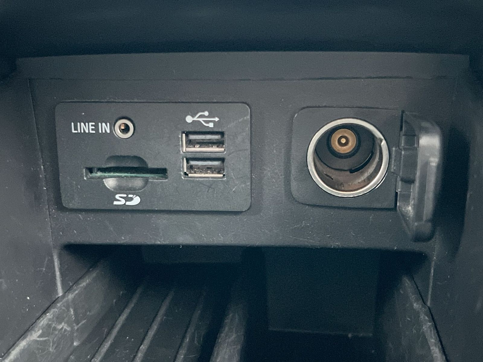 Thumbnail: 2015 Ford Explorer - 31