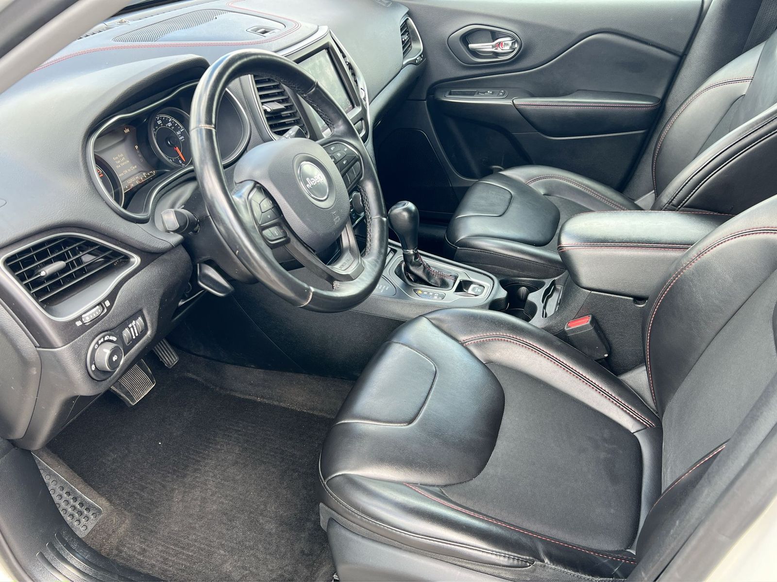 Thumbnail: 2019 Jeep Cherokee - 10