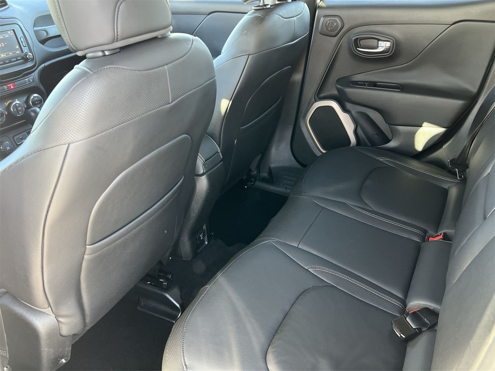 Thumbnail: 2015 Jeep Renegade - 18