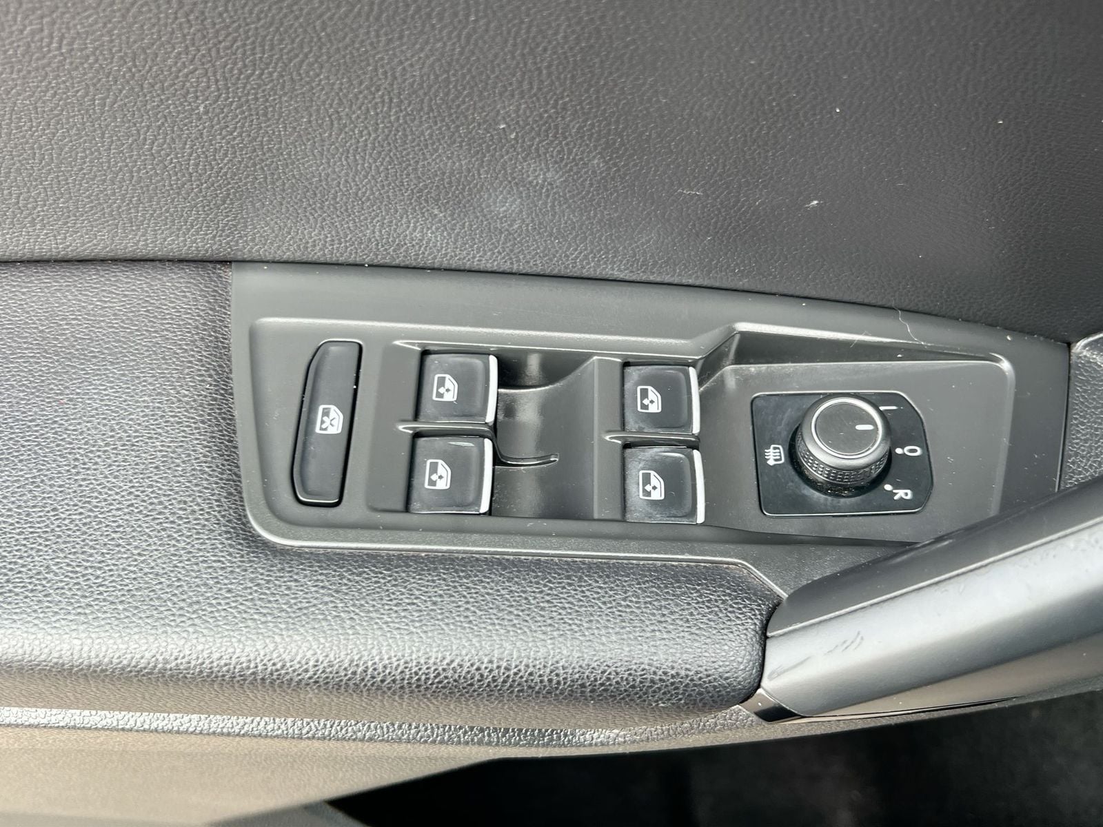 Thumbnail: 2019 Volkswagen Tiguan - 17