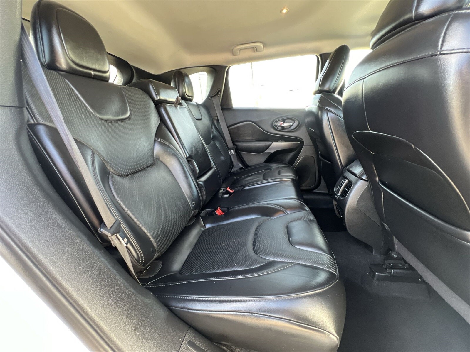 Thumbnail: 2019 Jeep Cherokee - 21