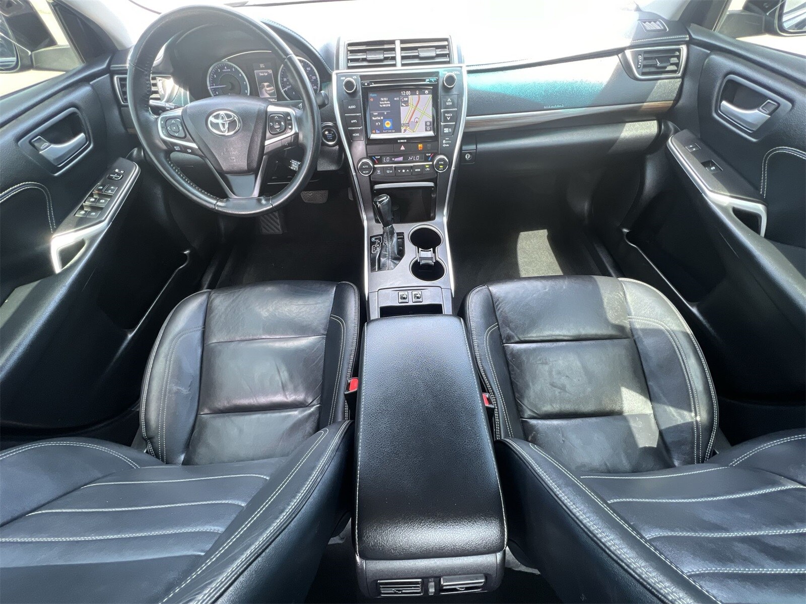2016 Toyota Camry XLE 16