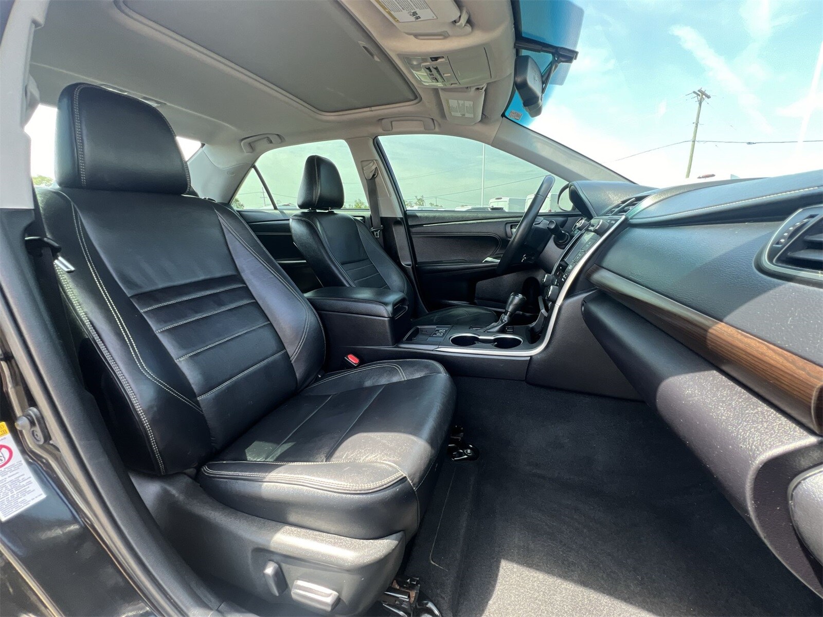 2016 Toyota Camry XLE 24