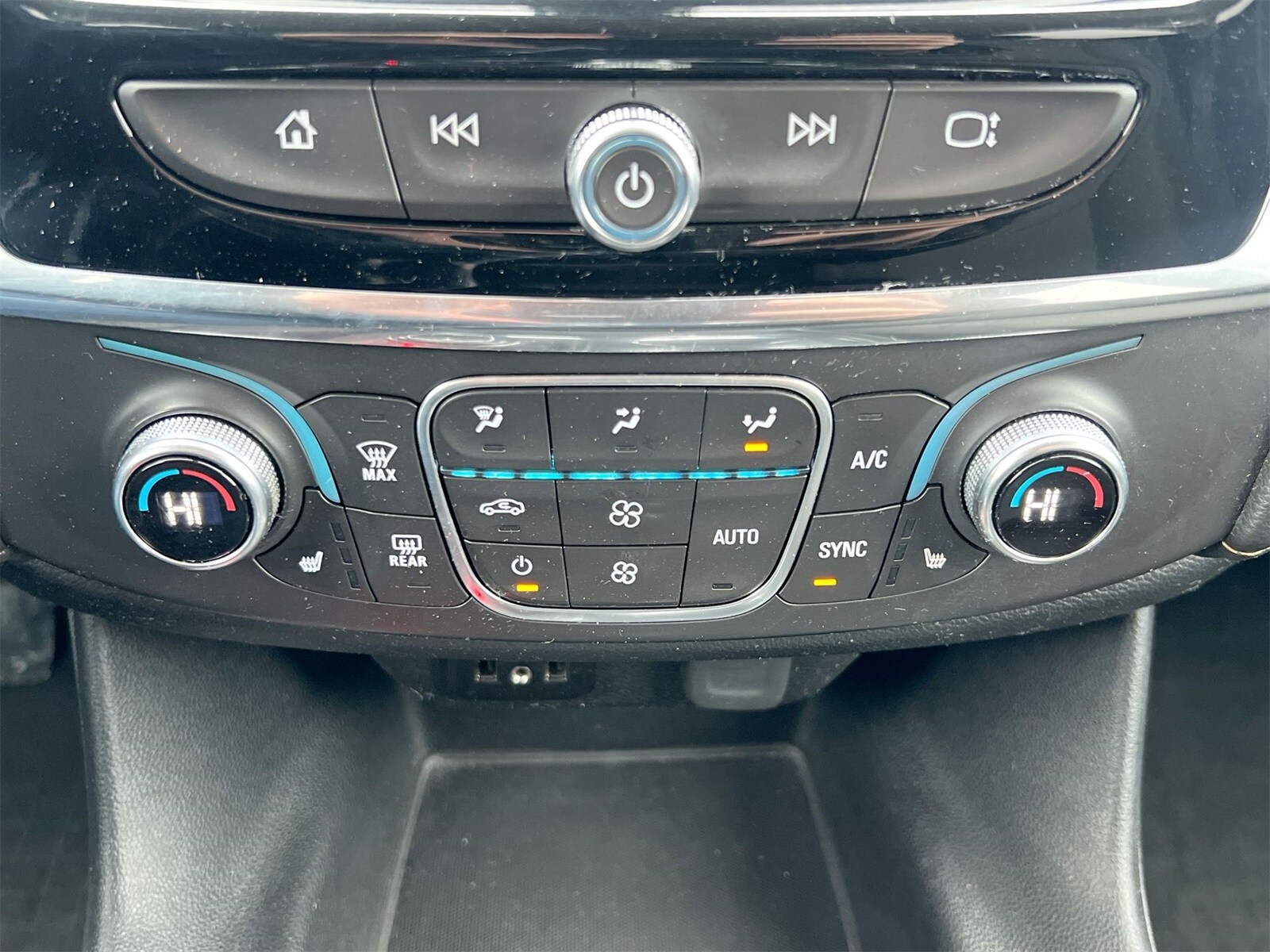 Thumbnail: 2018 Chevrolet Traverse - 28