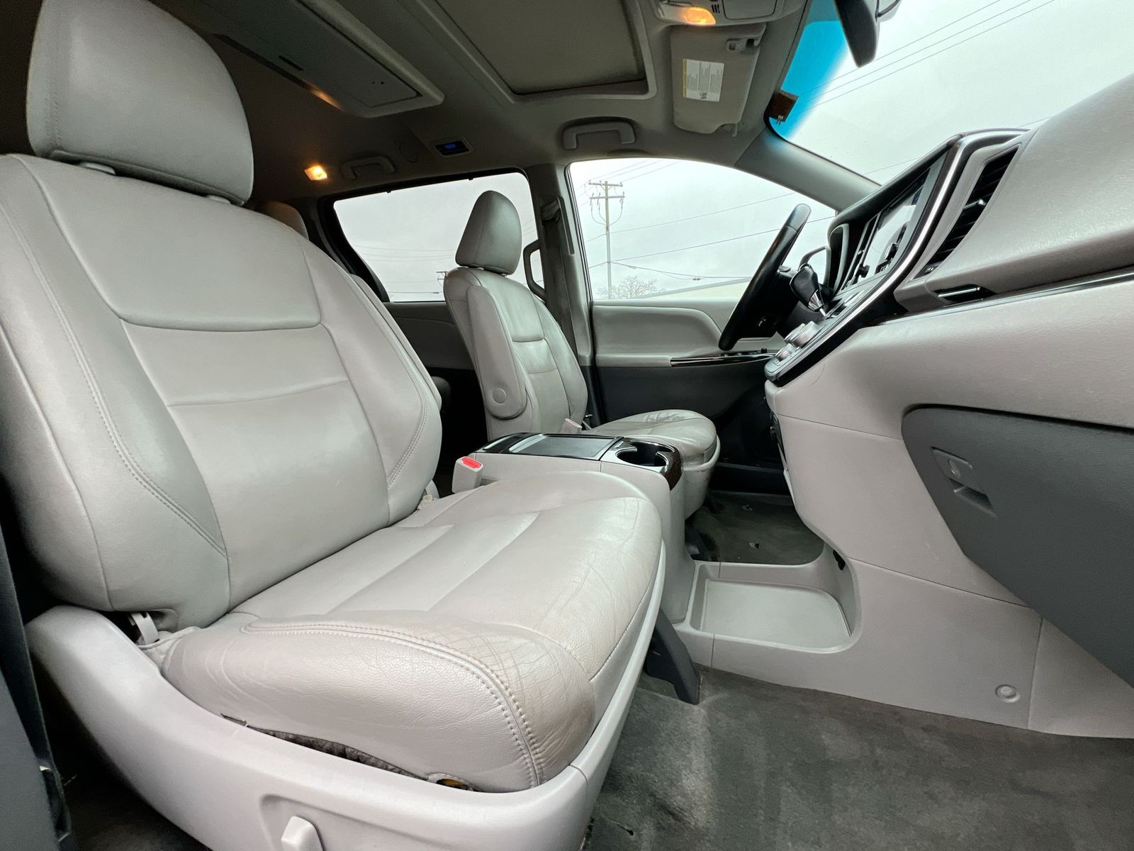 Thumbnail: 2015 Toyota Sienna - 21