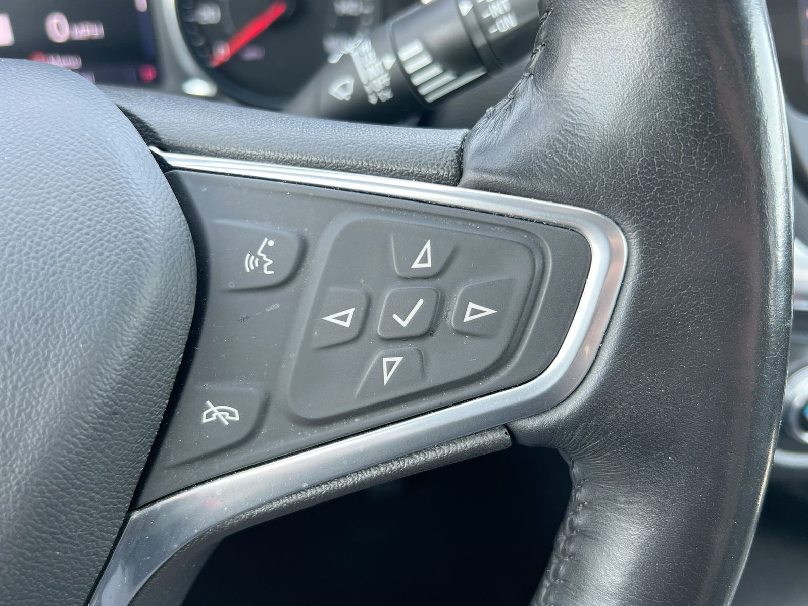 Thumbnail: 2022 Chevrolet Equinox - 24