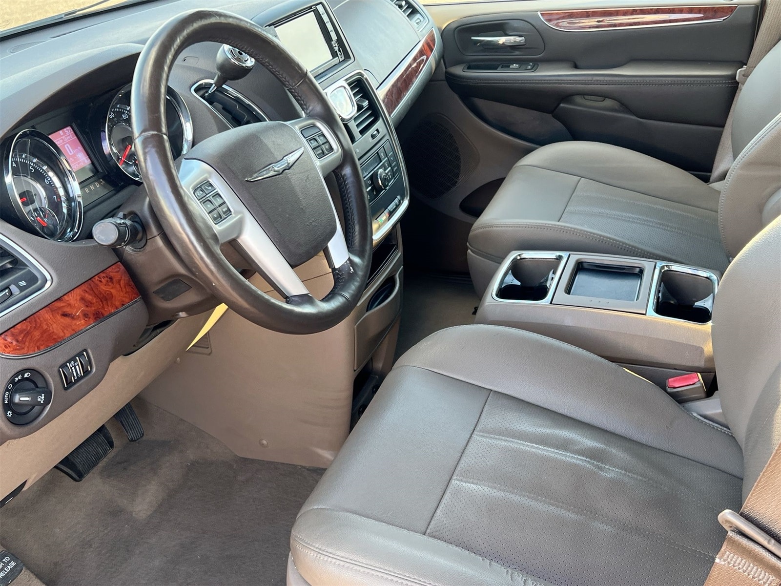 Thumbnail: 2015 Chrysler Town & Country - 10