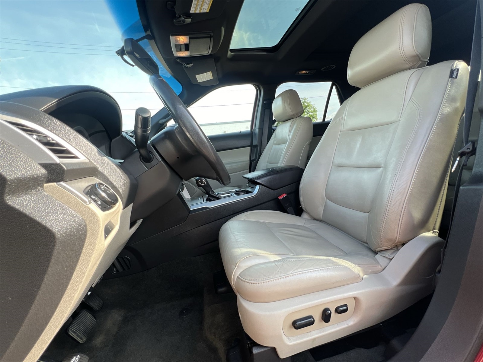 Thumbnail: 2015 Ford Explorer - 17