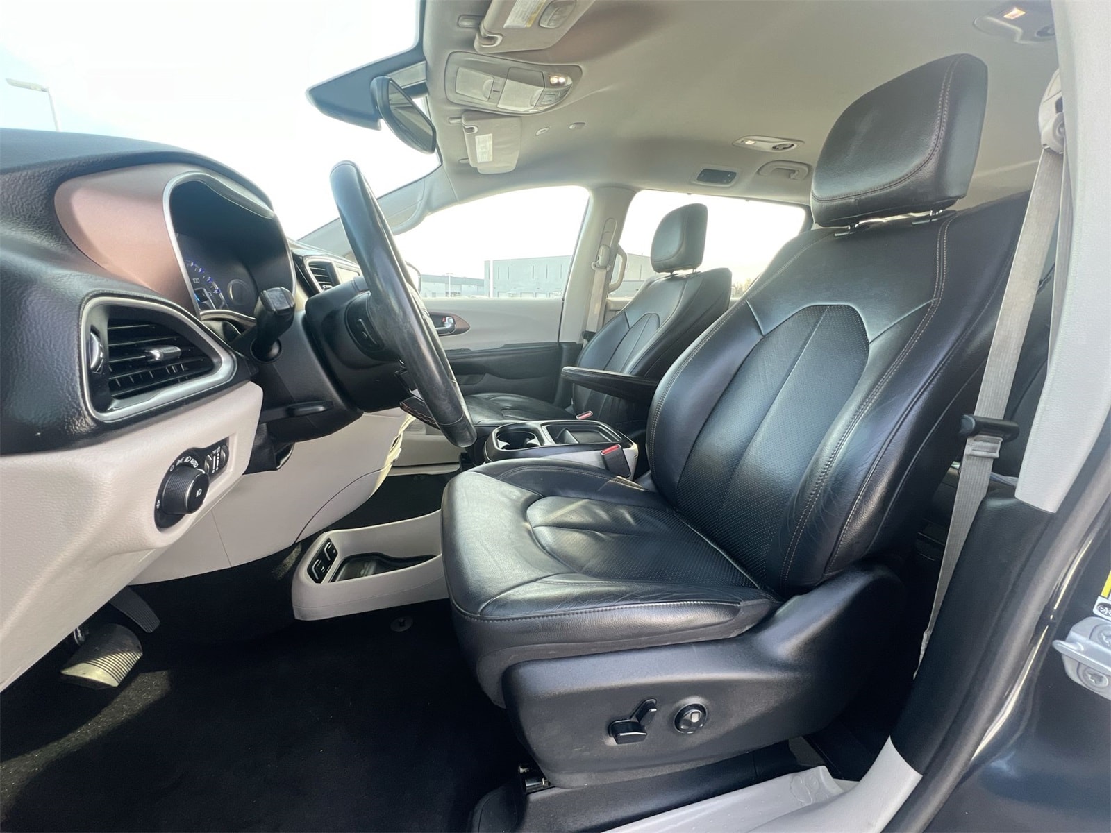 Thumbnail: 2019 Chrysler Pacifica - 17