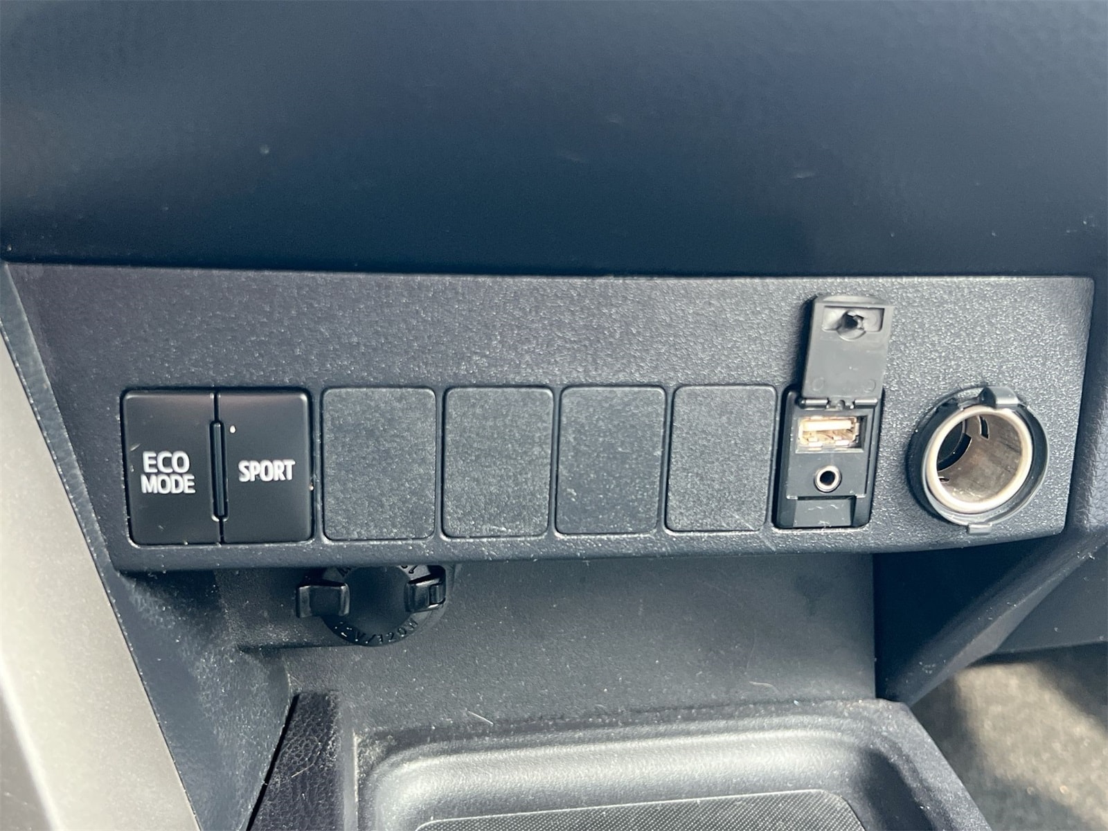 Thumbnail: 2017 Toyota RAV4 - 31