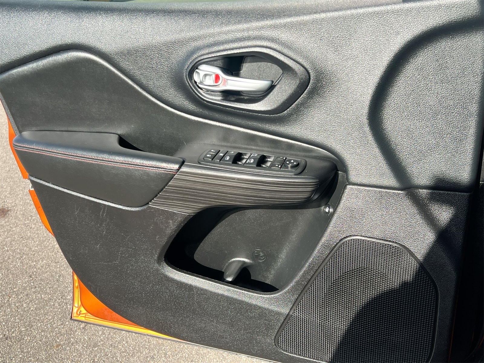 Thumbnail: 2015 Jeep Cherokee - 29