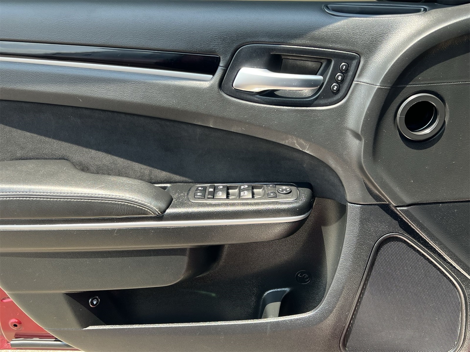 2023 Chrysler 300 C 32