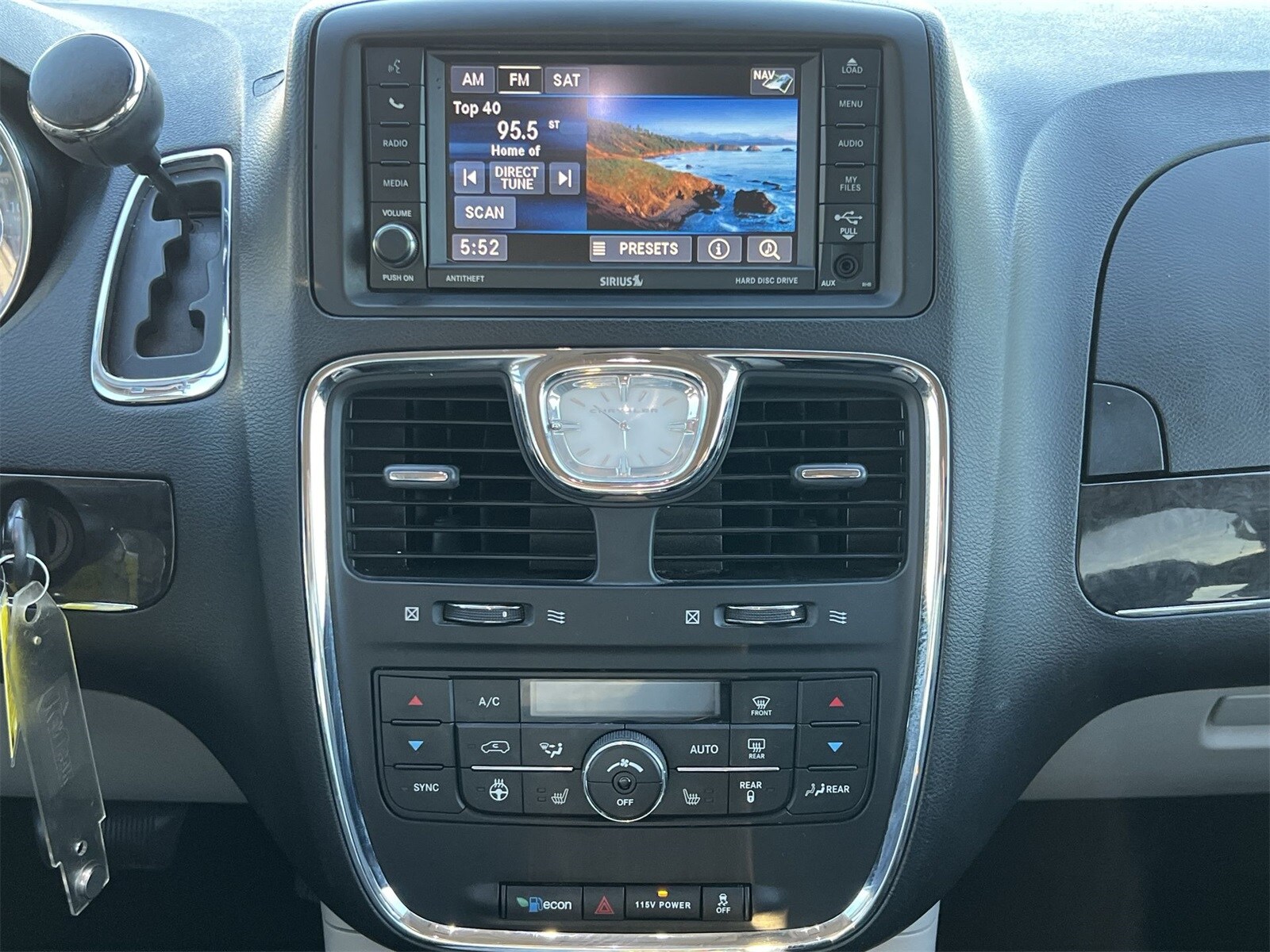 Thumbnail: 2015 Chrysler Town & Country - 25