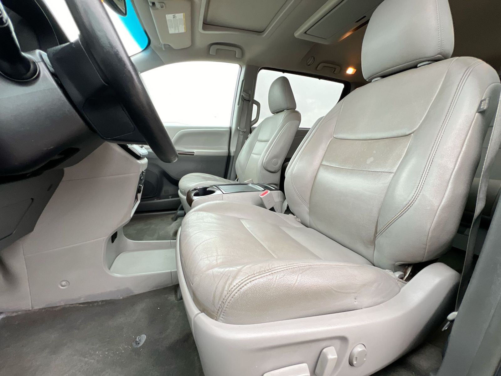 Thumbnail: 2015 Toyota Sienna - 16
