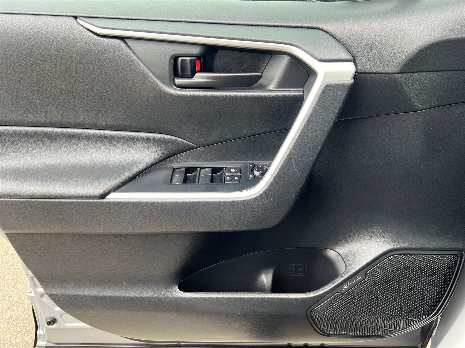 Thumbnail: 2020 Toyota RAV4 - 31