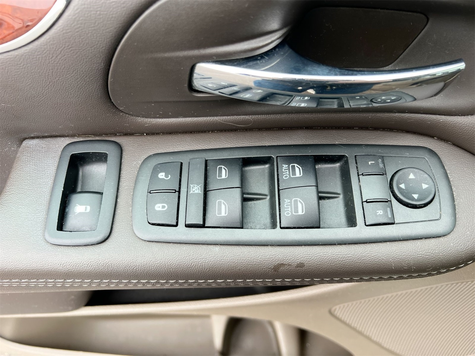 Thumbnail: 2013 Chrysler Town & Country - 17