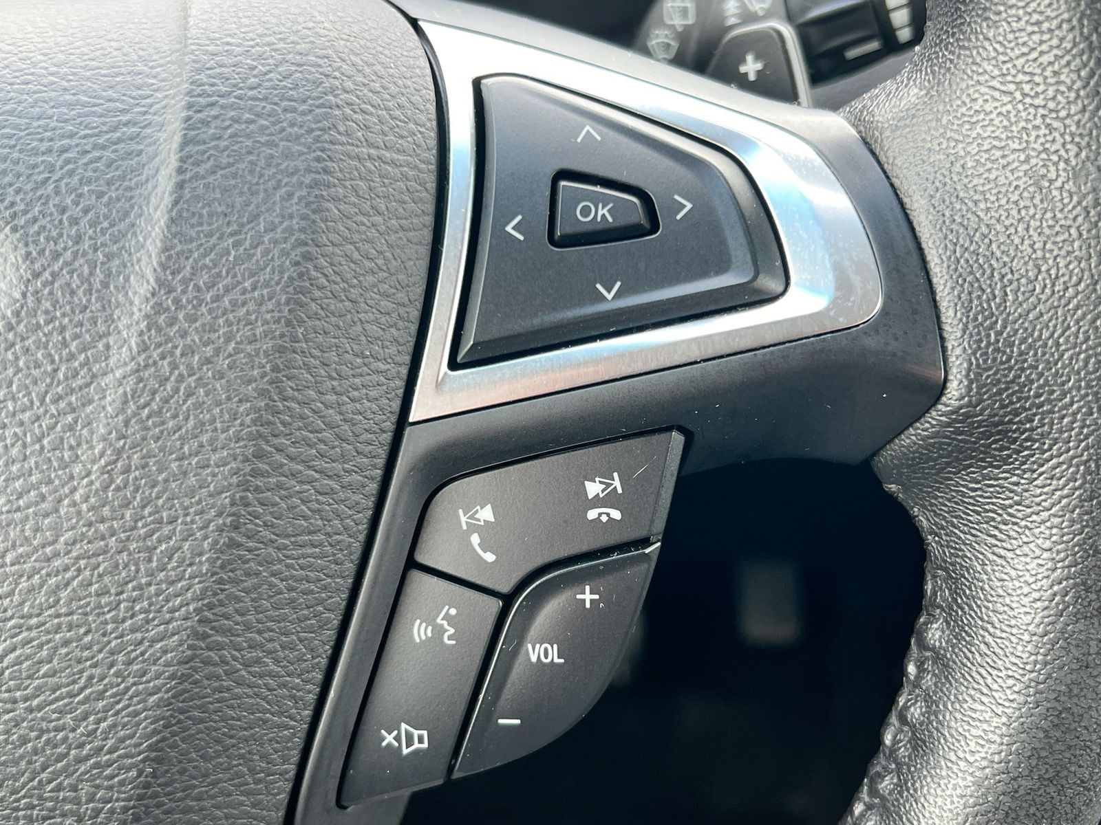 Thumbnail: 2017 Ford Edge - 24