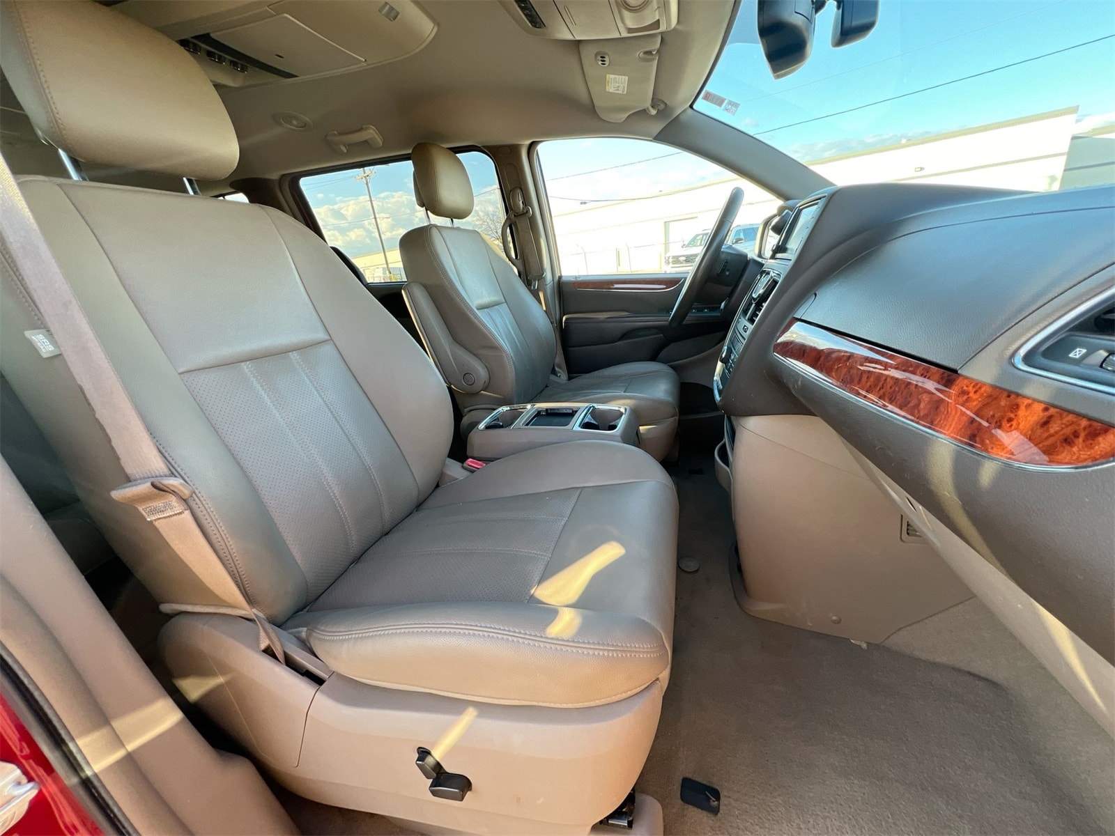 Thumbnail: 2015 Chrysler Town & Country - 21