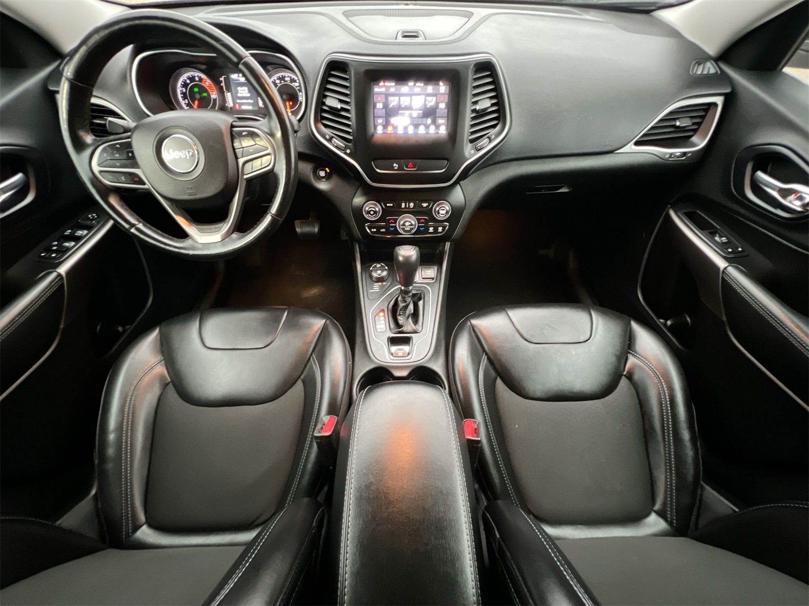 Thumbnail: 2019 Jeep Cherokee - 16