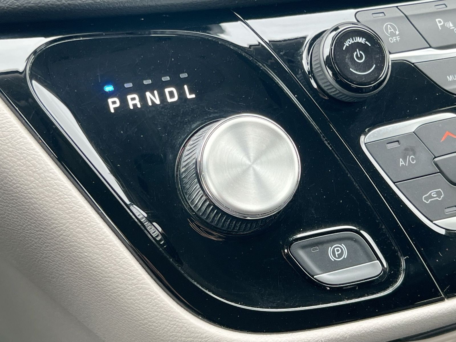 Thumbnail: 2023 Chrysler Pacifica - 32