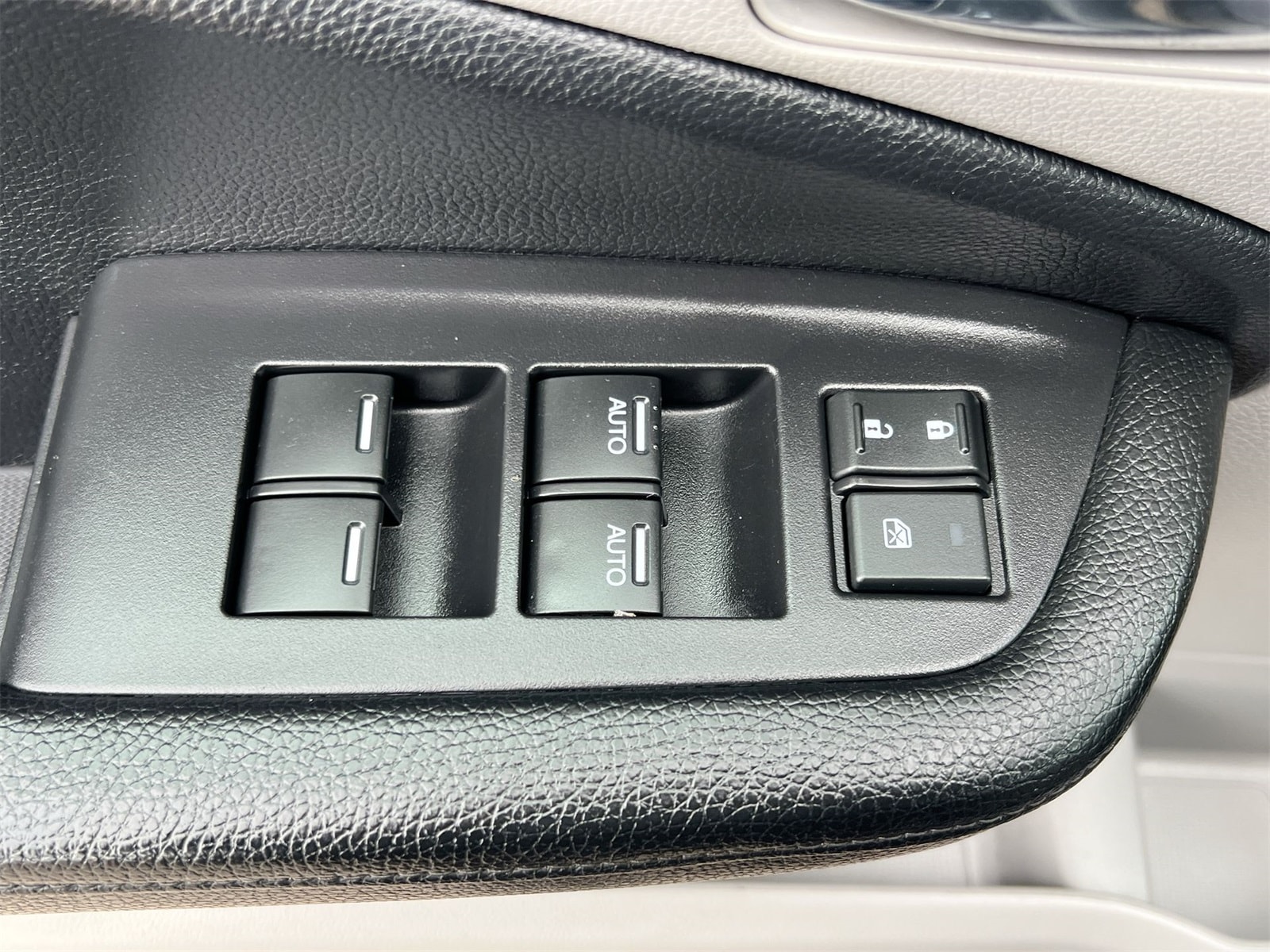 Thumbnail: 2018 Honda Pilot - 18