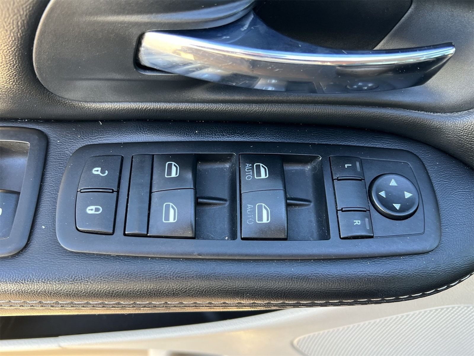 Thumbnail: 2015 Chrysler Town & Country - 16