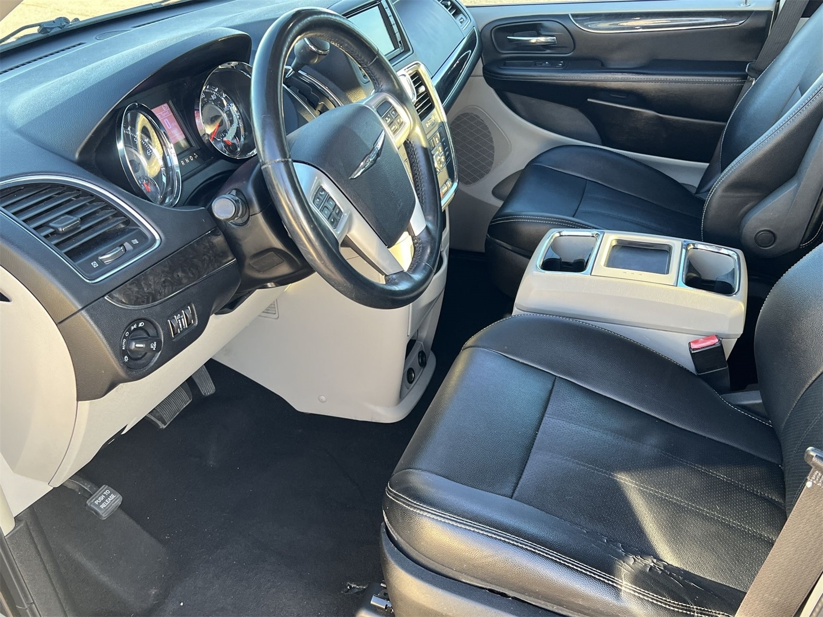 Thumbnail: 2015 Chrysler Town & Country - 10