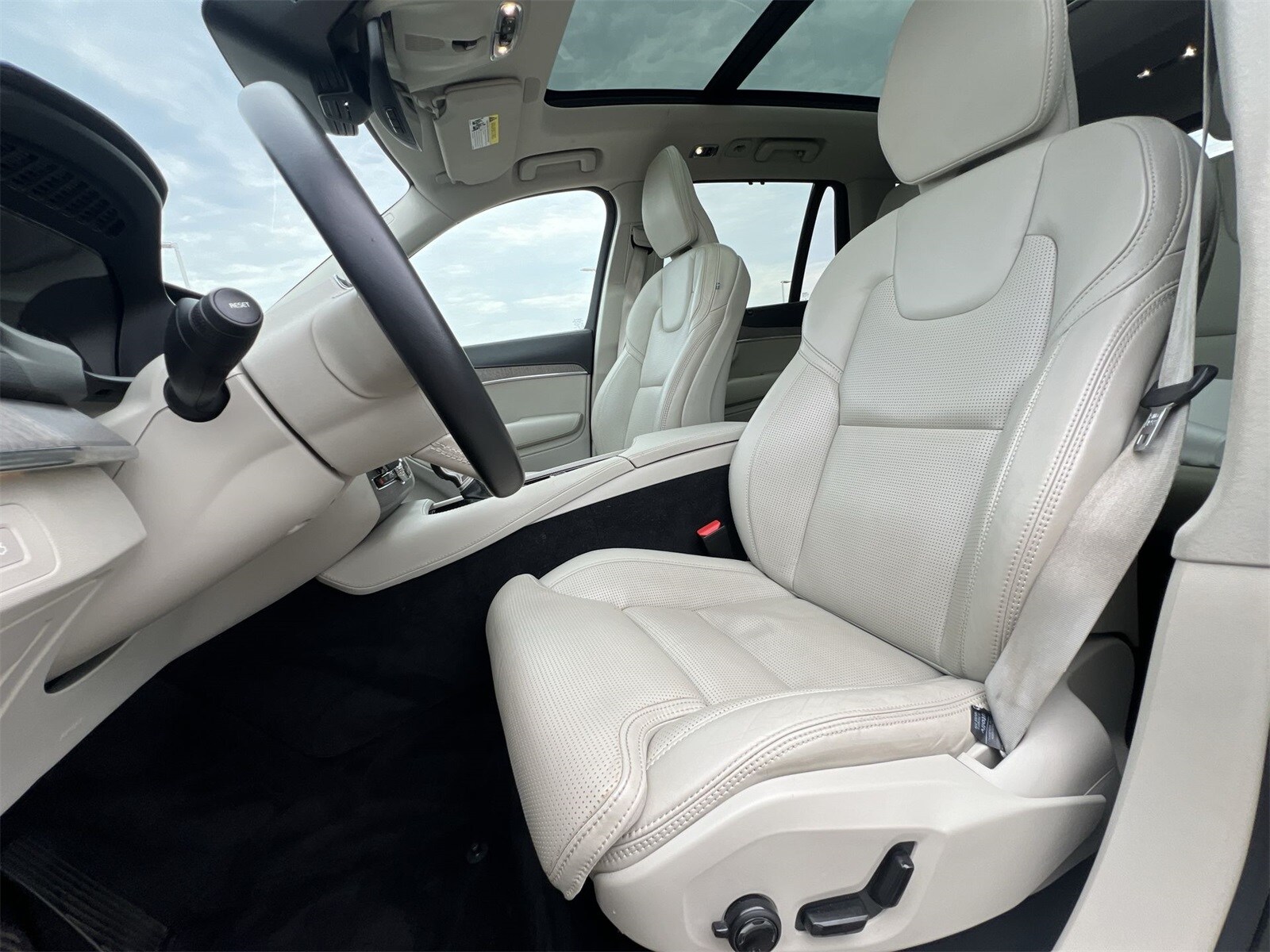 Thumbnail: 2022 Volvo XC90 - 17