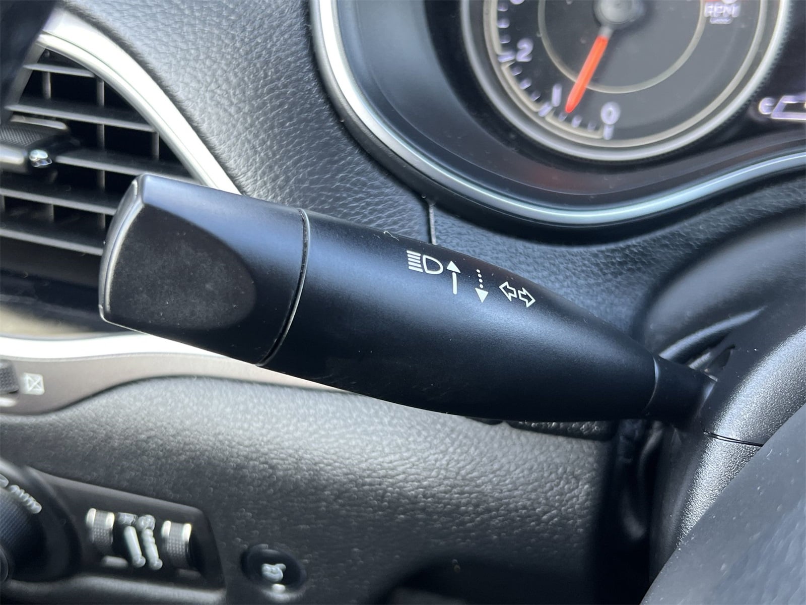 Thumbnail: 2019 Jeep Cherokee - 27