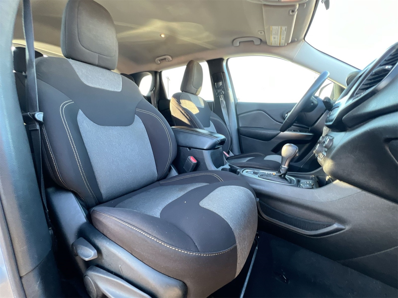 Thumbnail: 2019 Jeep Cherokee - 21