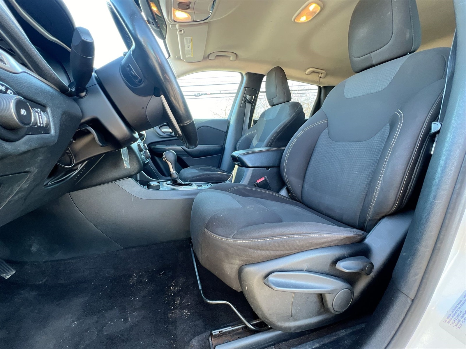 Thumbnail: 2016 Jeep Cherokee - 16