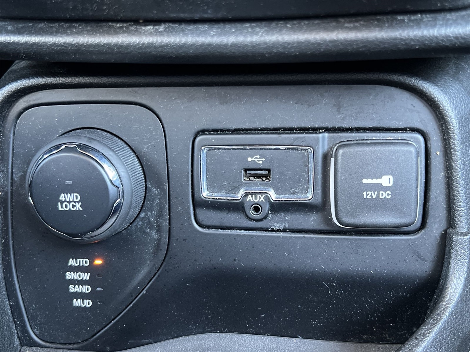 Thumbnail: 2015 Jeep Renegade - 29