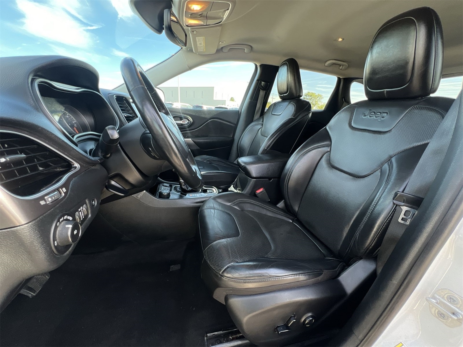 Thumbnail: 2019 Jeep Cherokee - 17